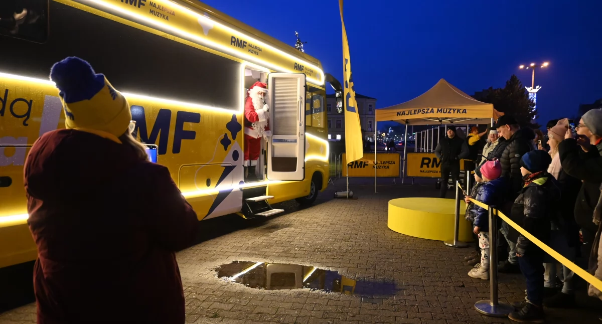 Imprezy, Świąteczny konwój Włocławku Muzyka prezenty choinki Placu Wolności - zdjęcie, fotografia