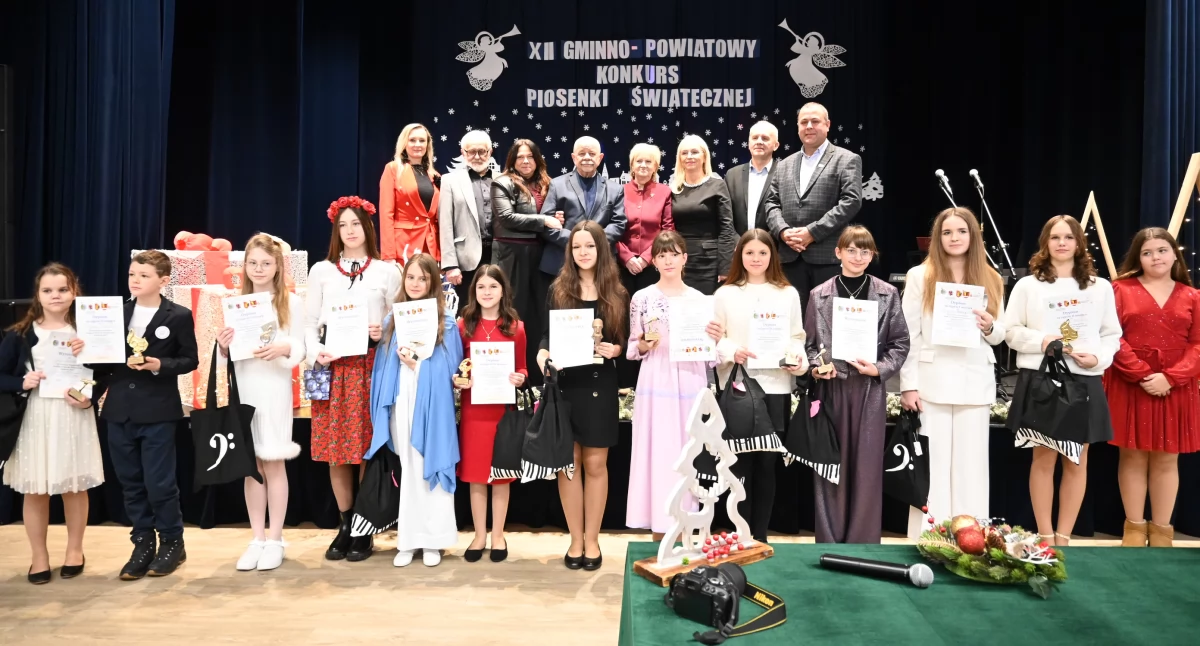 Szkoły podstawowe, Konkurs Piosenki Świątecznej Smólniku młode talenty centrum uwagi - zdjęcie, fotografia