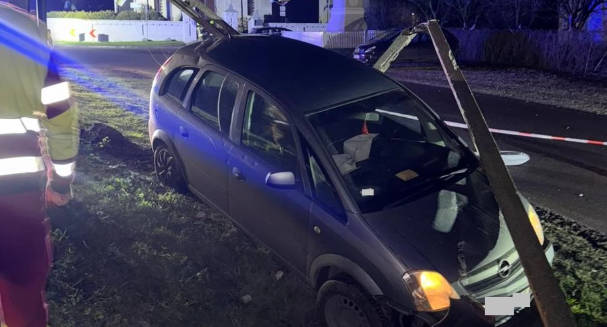 Policja - komunikaty policyjne, wypadł drogi złamał słup - zdjęcie, fotografia