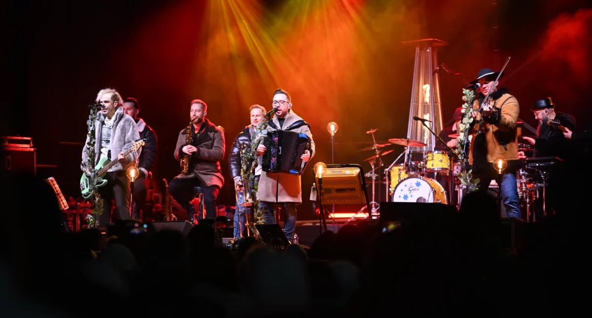 Koncerty, porwał publiczność Brześciu Kujawskim Jarmark Bożonarodzeniowy Stoły Wigilijne Kujawach - zdjęcie, fotografia