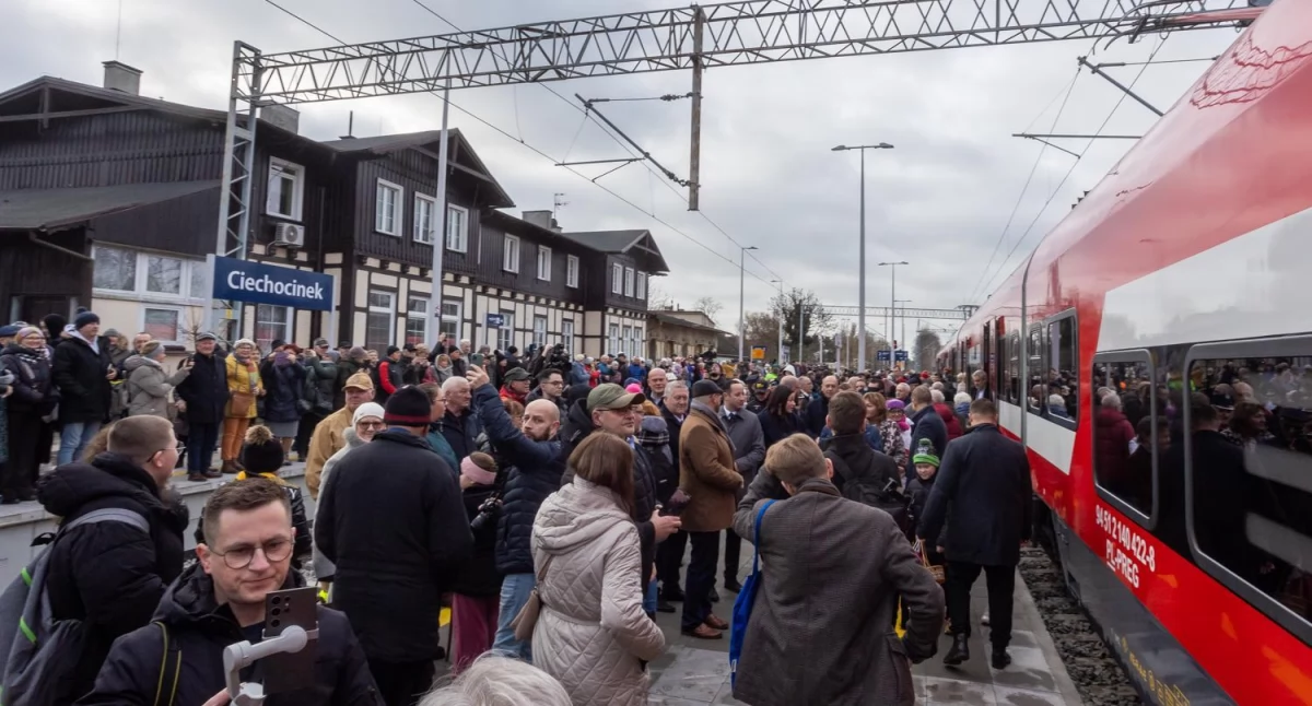 Komunikacja, Pociąg wrócił Ciechocinka Tłumy dworcu Ciechocinku - zdjęcie, fotografia