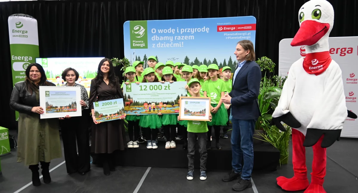 Szkoły podstawowe, Szkoła Smólniku ogólnopolskim wyróżnieniem Wspólna praca dzieci społeczności została doceniona - zdjęcie, fotografia