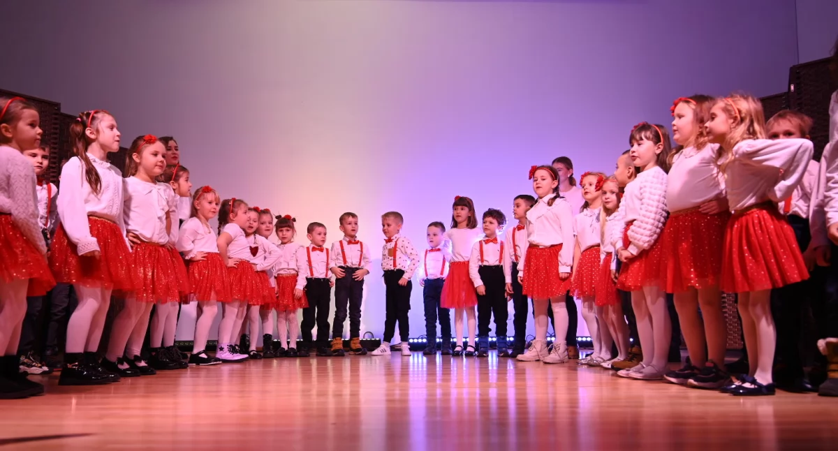 Polecamy, Spotkanie wigilijne Lubieniu Kujawskim kolędy występy wizyta Mikołaja - zdjęcie, fotografia