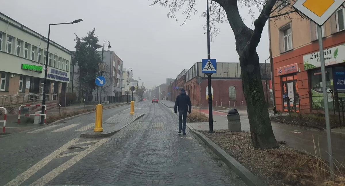Komunikacja, Szklanka drogach chodnikach Włocławku Kierowcy piesi ostrzegają bardzo ślisko - zdjęcie, fotografia
