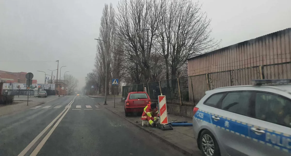 Wypadki drogowe, Wypadek Łęgskiej Włocławku latka uderzyła latarnię chwilę później kolejna kolizja - zdjęcie, fotografia