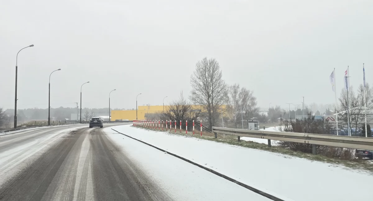 Komunikacja, Włocławku pojawił śnieg Meteorolodzy zapowiadają kolejne opady - zdjęcie, fotografia