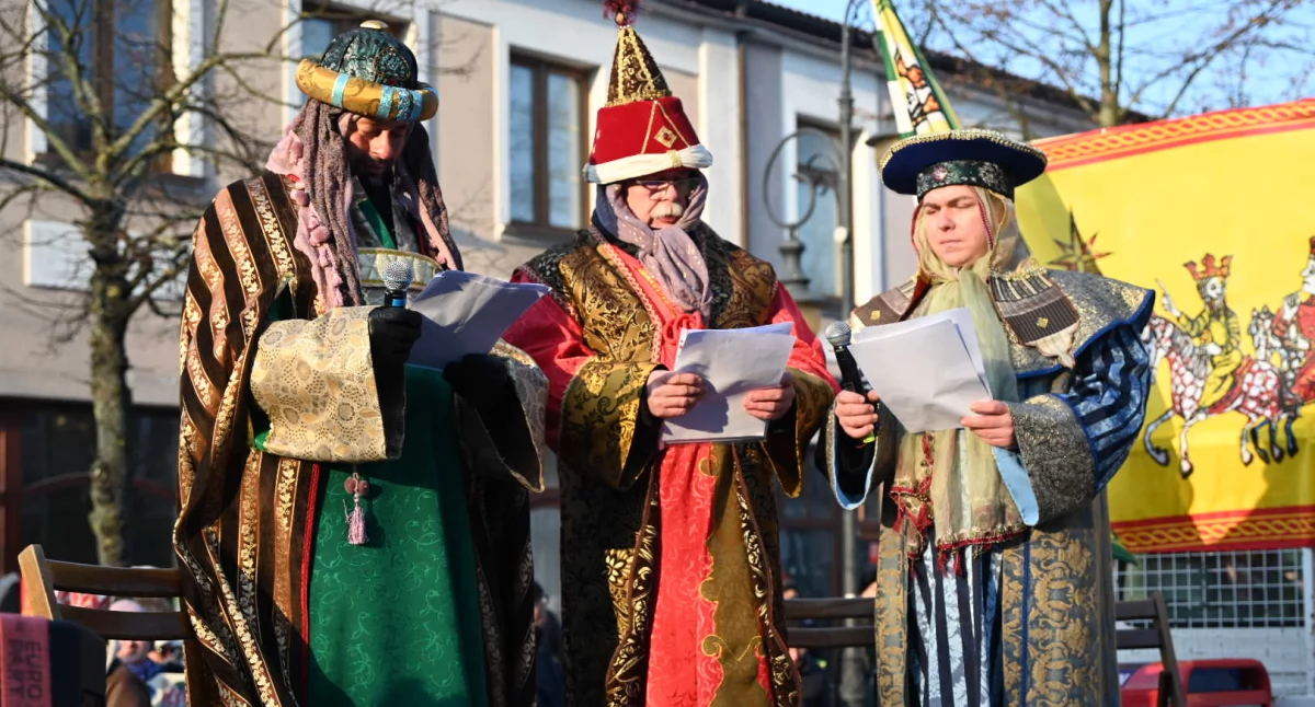 Kościół - Parafie , Orszak Trzech Króli Włocławek przeszedł ulicami miasta Mieszkańcy wspólnie świętowali Objawienie Pańskie - zdjęcie, fotografia