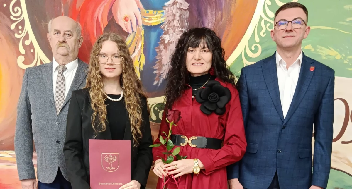 Szkoły podstawowe, Lubraniec inwestuje młode talenty Uroczyste wręczenie stypendiów Burmistrza Miasta Gminy Lubraniec - zdjęcie, fotografia