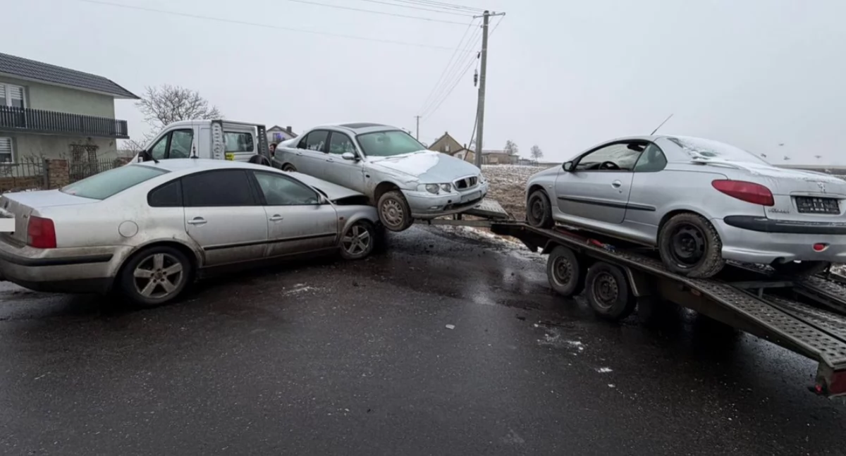Policja - komunikaty policyjne, Zderzenie osobówki lawetą Kierowca trafił szpitala - zdjęcie, fotografia