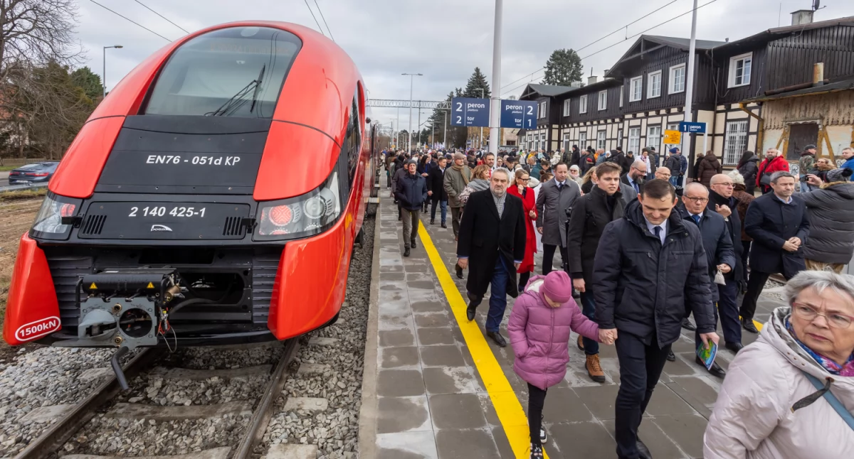 Komunikacja, kiedy Ciechocinka złotówkę Pociągi wożą tłumy będą połączenia - zdjęcie, fotografia