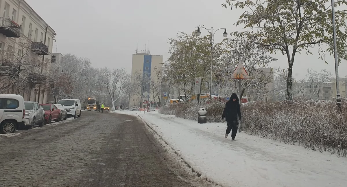 Urząd Miasta, Śliskie chodniki Włocławku wracają bumerang Mieszkańcy oczekują reakcji - zdjęcie, fotografia
