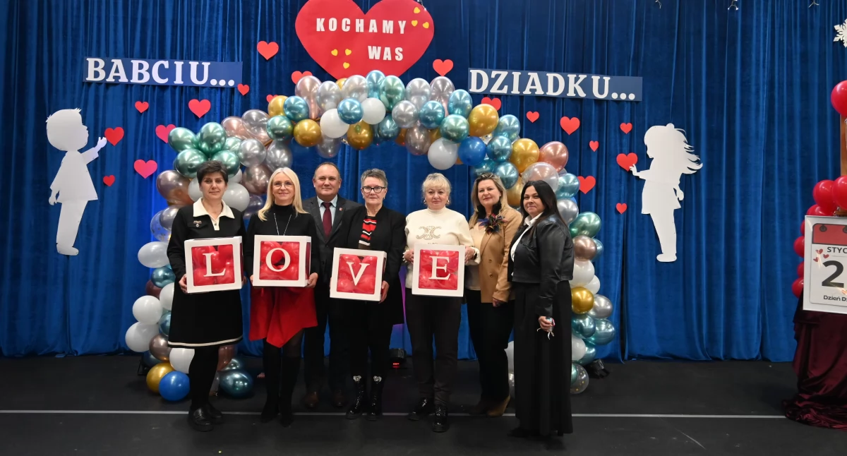 Szkoły podstawowe, Dzień Babci Dziadka Smólniku święto przygotowane sercem przez najmłodszych - zdjęcie, fotografia