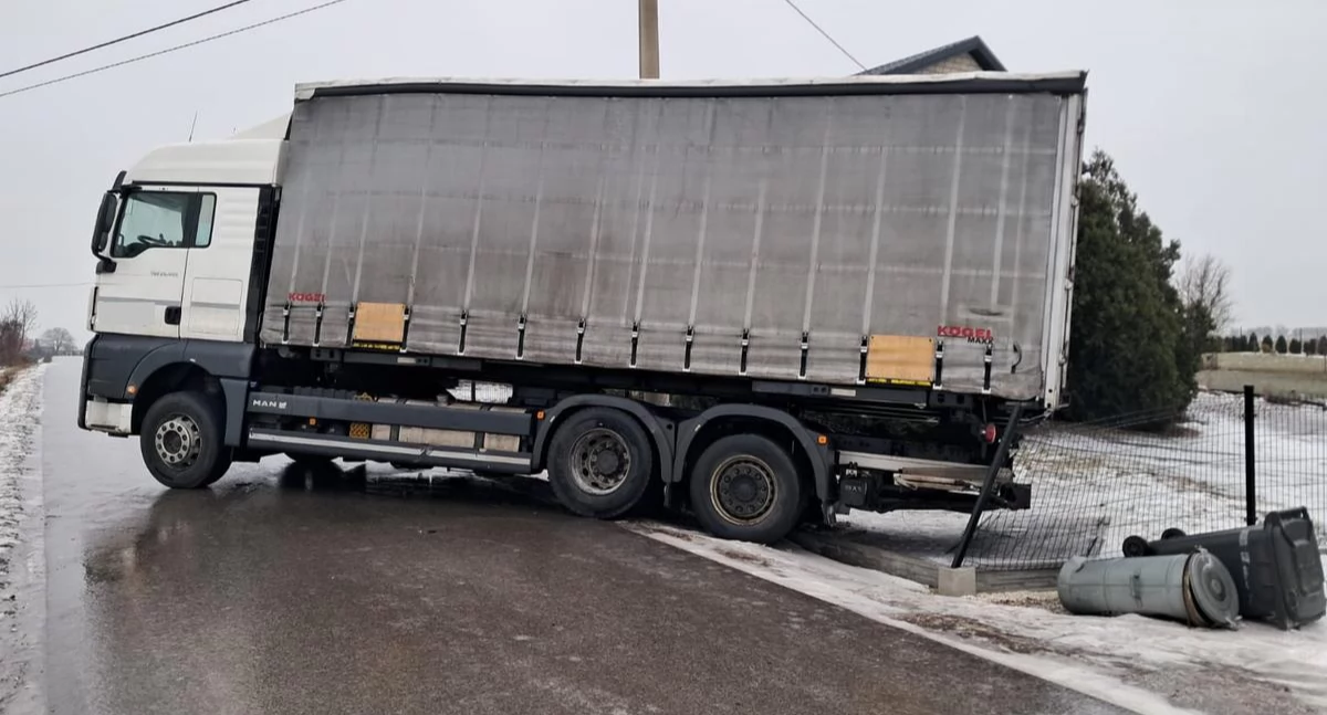 Wypadki drogowe, Ciężarówka stanęła poprzek drogi Kilka pojazdów utknęło śliskiej jezdni - zdjęcie, fotografia