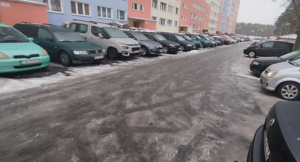 Ludzie_, Śliski parking Wienieckiej Włocławku Mieszkaniec alarmuje braku reakcji - zdjęcie, fotografia