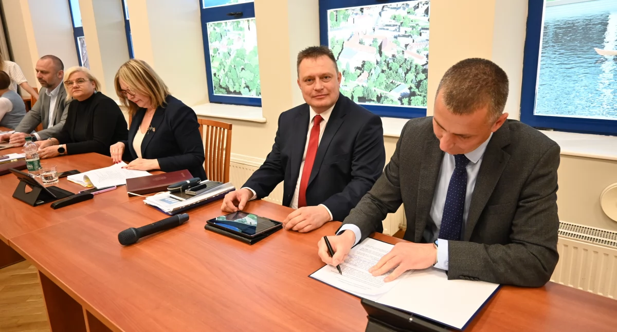 Urząd Miasta, Łyżwy chodnikach ręce płotach Akcja Włocławku lupą radnych - zdjęcie, fotografia