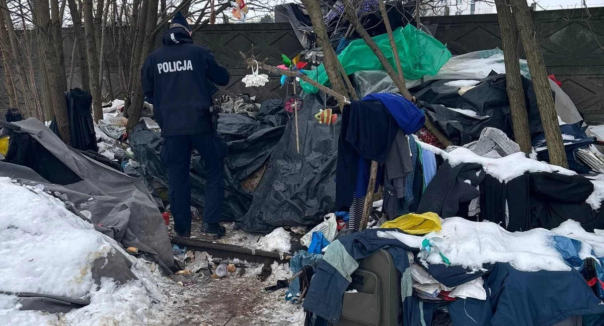 Policja - komunikaty policyjne, Szałas torach walka mrozem Dramatyczna interwencja policji Włocławku - zdjęcie, fotografia