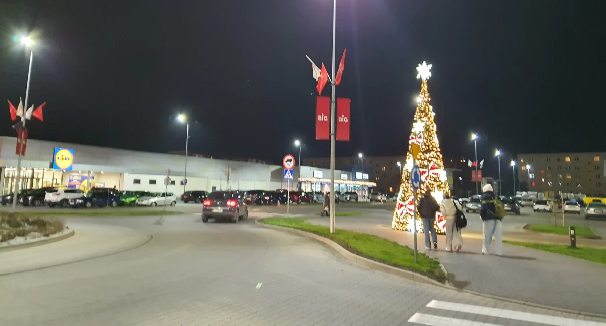 Ludzie_, Sprawa hałasu Kapitulnej Włocławku trafiła ratusza Parking lupą miasta - zdjęcie, fotografia