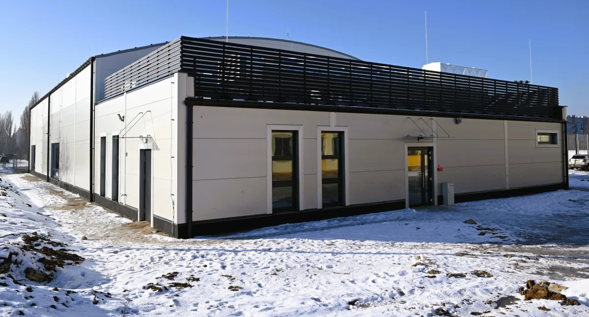 Szkoły podstawowe, boisko wielofunkcyjne Brześciu Kujawskim - zdjęcie, fotografia