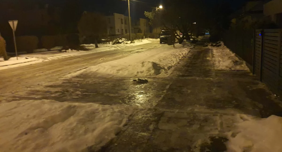 Pogoda, Ekstremalnie śliskie drogi chodniki Włocławku powiecie ostrzega przed marznącymi opadami - zdjęcie, fotografia