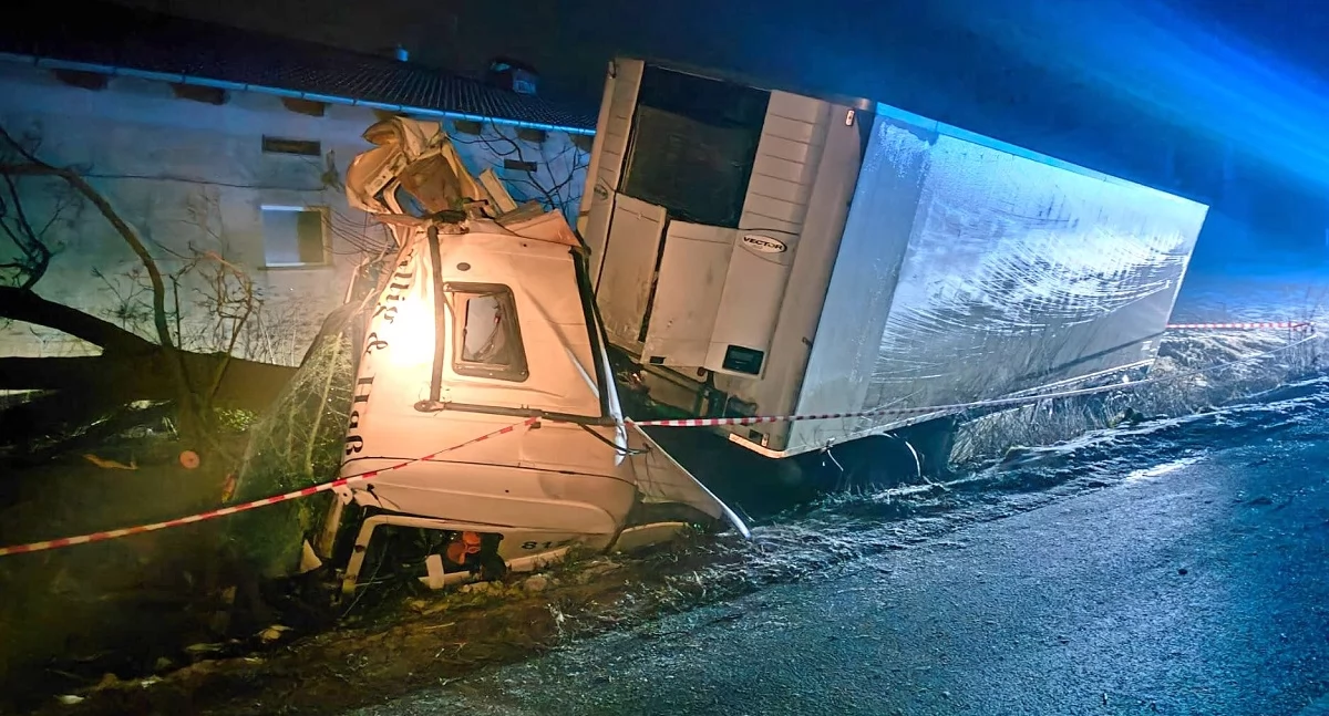 Wypadki drogowe, Wypadek wypadkiem regionie Sześć kolizji jednego - zdjęcie, fotografia