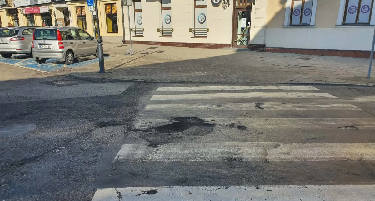 Ludzie_, Krajobraz zimie Włocławku ubytki piach niedopałki - zdjęcie, fotografia