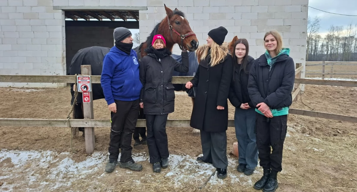 Szkoły średnie, Cztery uczennice Starego Brześcia wielka sprawa którą warto wesprzeć Projekt porusza serca - zdjęcie, fotografia