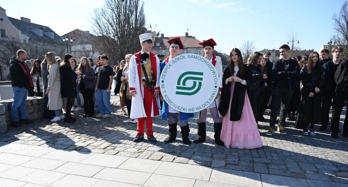 Szkoły średnie, Wiosna Włocławku zacznie polonezem Maturzyści zatańczą Starym Rynku - zdjęcie, fotografia