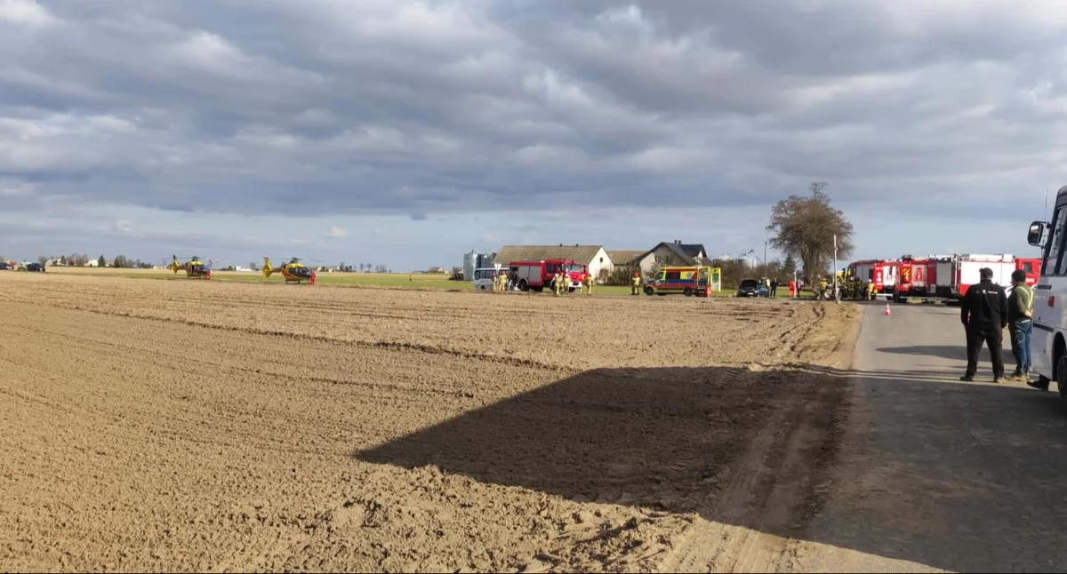 Wypadki drogowe, Groźny wypadek Skarbkowej Autobus szkolny zderzył autem - zdjęcie, fotografia