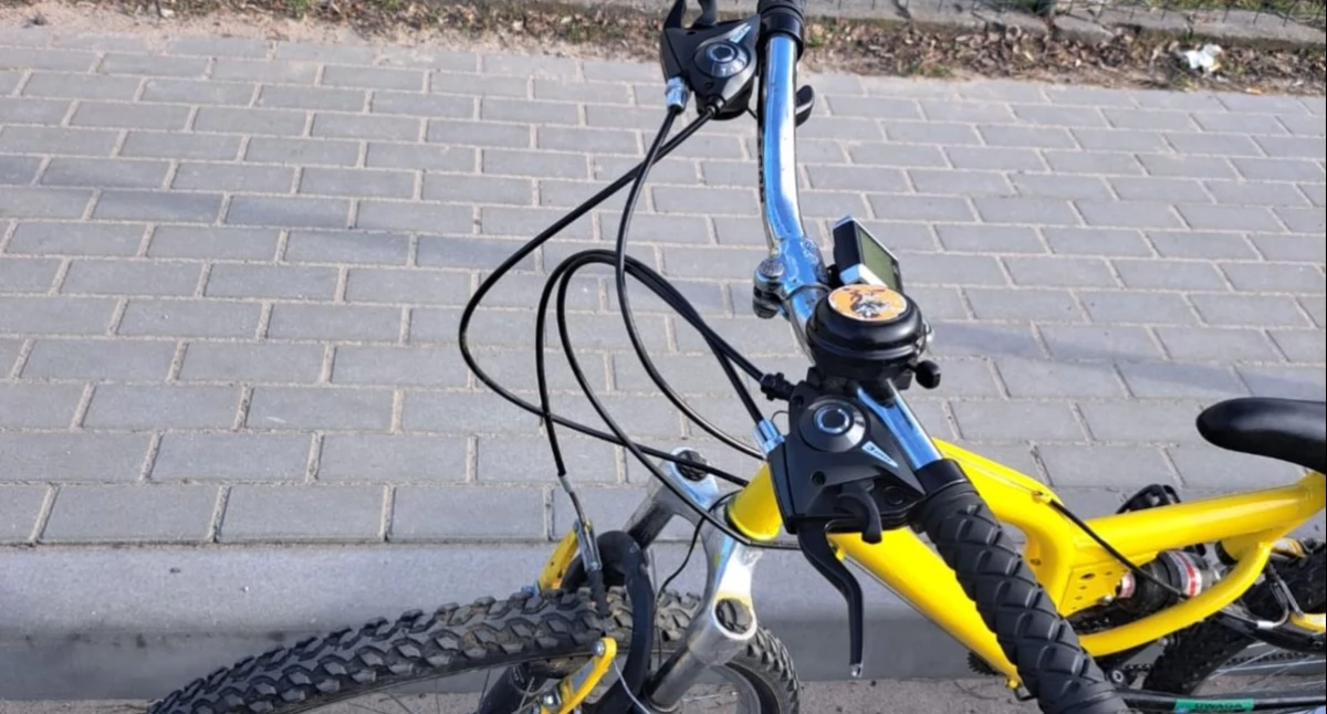 Wypadki drogowe, letni rowerzysta wjechał samochód karty opieki dorosłego - zdjęcie, fotografia