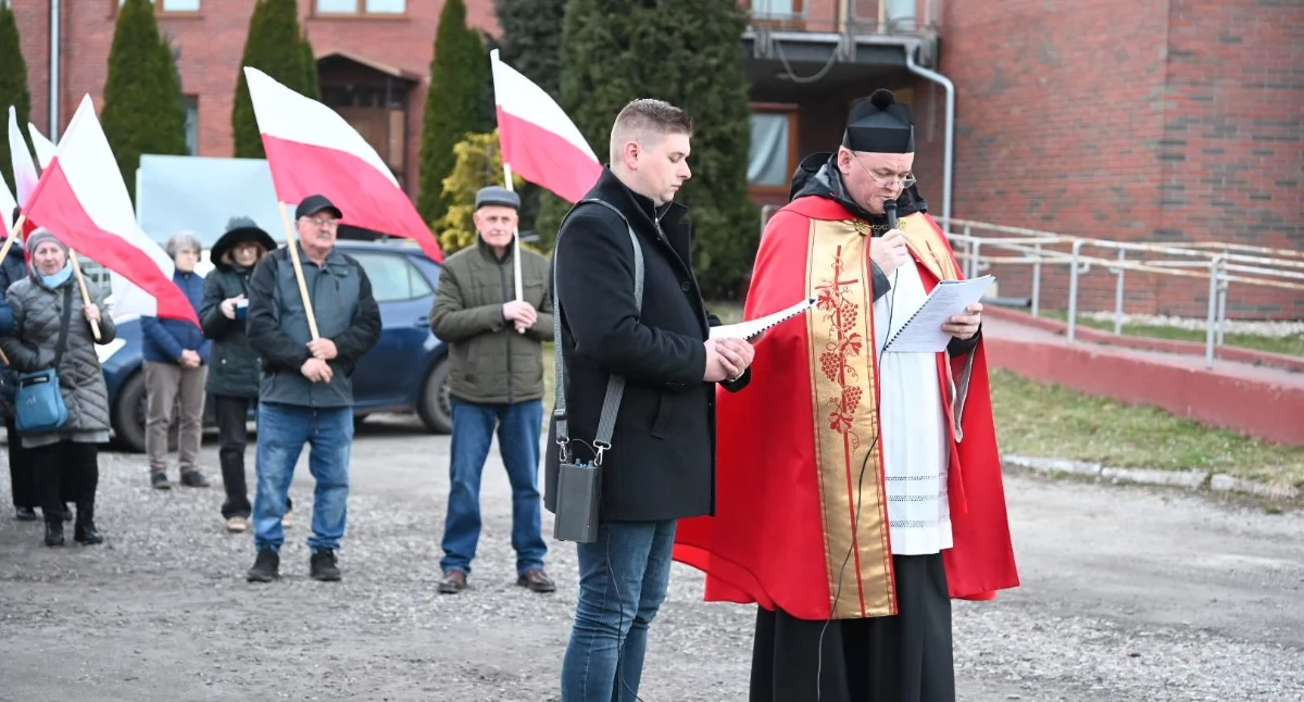 Kościół - Parafie , Droga Krzyżowa Włocławek Przejście sanktuarium tamę zgromadziło wiernych - zdjęcie, fotografia
