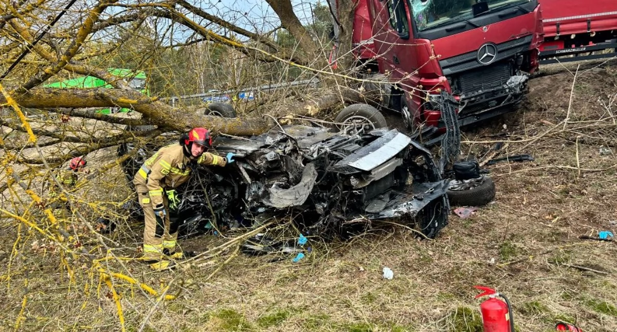 Policja - komunikaty policyjne, Śmiertelny wypadek cztery pojazdy zderzeniu spadło metrowej skarpy - zdjęcie, fotografia