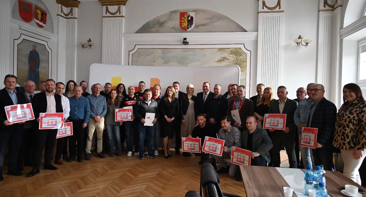 Piłka nożna, tysięcy złotych sportu klubów powiatu włocławskiego dofinansowaniem - zdjęcie, fotografia