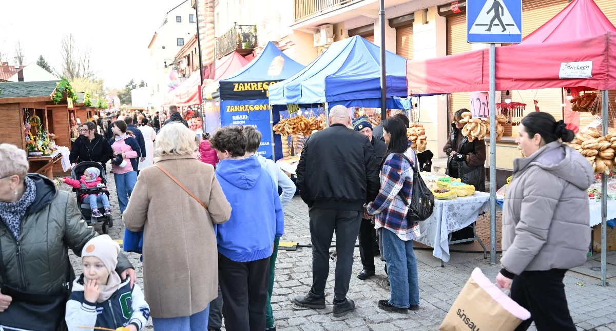 Imprezy, Pierwszy dzień Jarmarku Wielkanocnego Włocławku Tłumy Starym Rynku - zdjęcie, fotografia