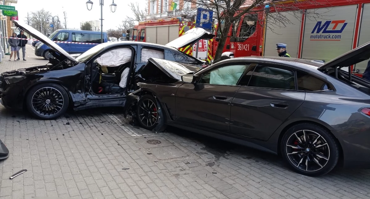 Pożary interwencje straży , zderzyły Włocławku samochody rozbite jedna osoba szpitalu - zdjęcie, fotografia