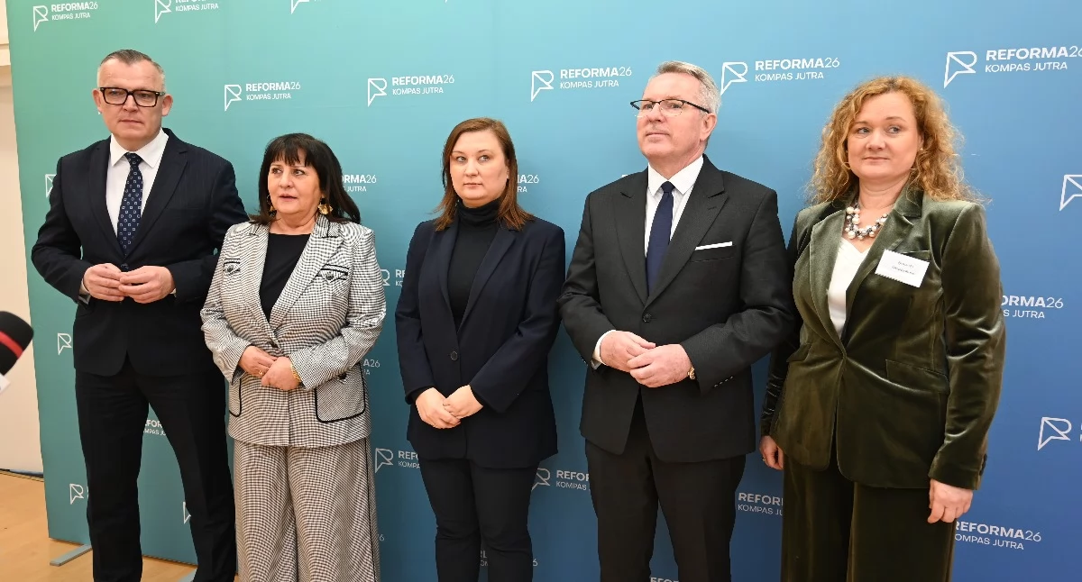 Polityka, Rewolucja szkołach Koniec telefonów Wiceminister Brześciu Kujawskim ujawniła reformy - zdjęcie, fotografia