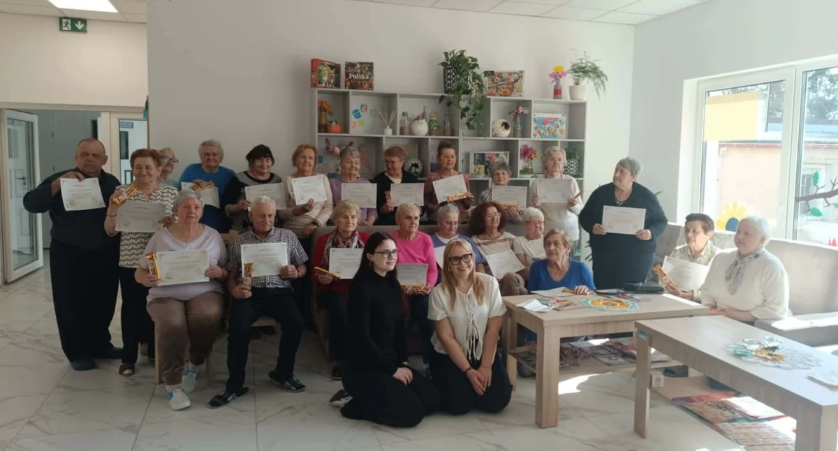 Szkoły średnie, licealistki Włocławka zmieniają życie seniorów Cyfrowi Seniorzy projekt który wrażenie - zdjęcie, fotografia