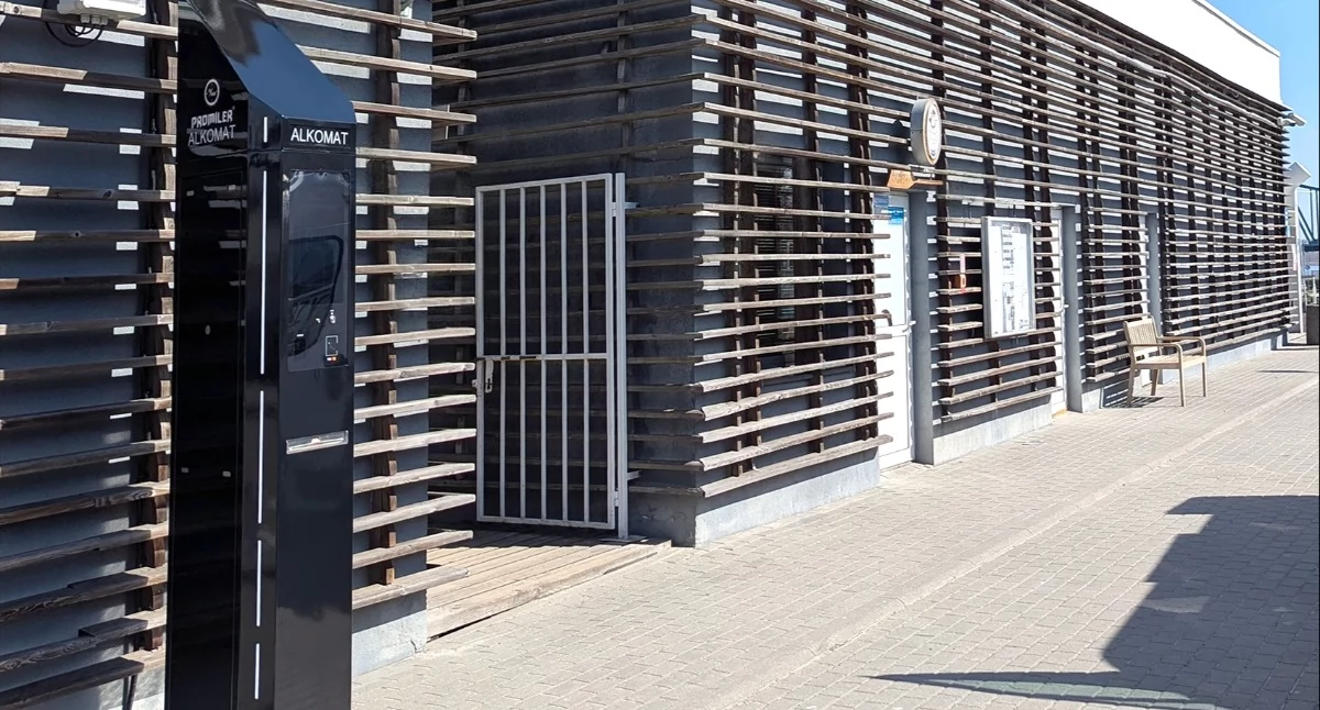 Urząd Miasta, Włocławek uruchamia publiczny alkomat kosztuje badanie - zdjęcie, fotografia