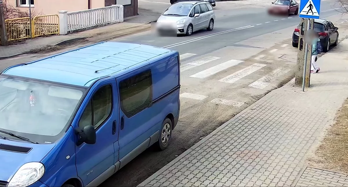 Policja - komunikaty policyjne, Dramatyczne sceny przejściu pieszych latka ledwo uniknęła potrącenia - zdjęcie, fotografia