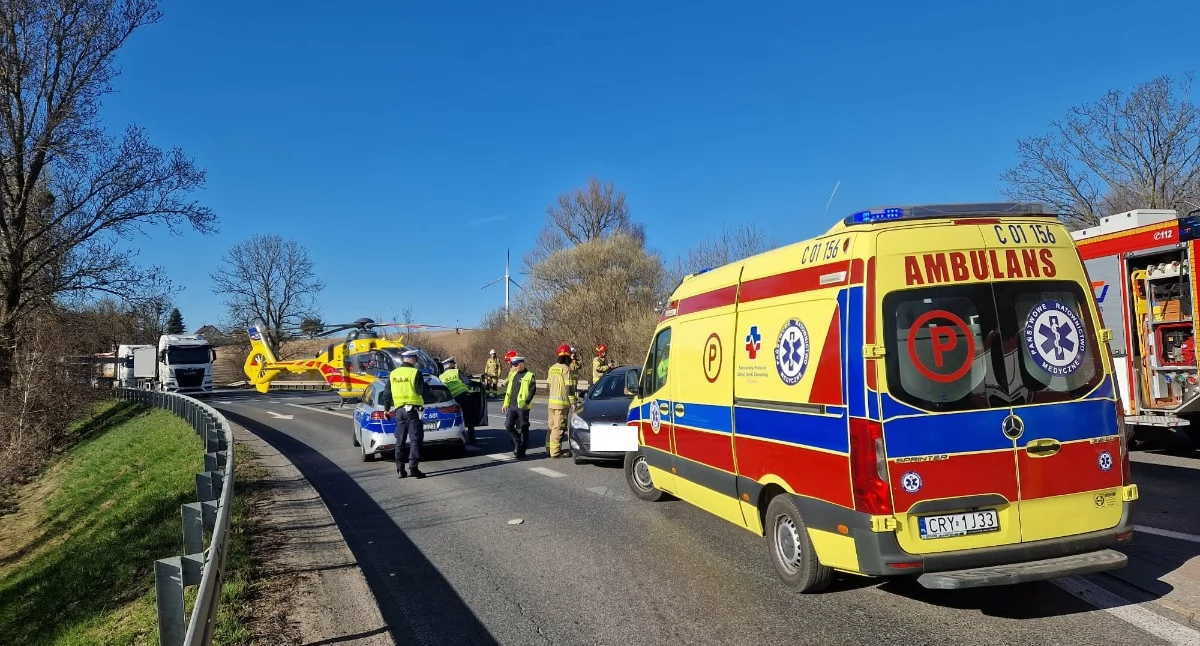 Wypadki drogowe, Osobówka zderzyła motocyklem Lądował śmigłowiec - zdjęcie, fotografia