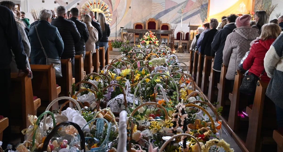 Kościół - Parafie , Smólnik Koszyczki pełne tradycji strażacka warta Grobie Pańskim - zdjęcie, fotografia