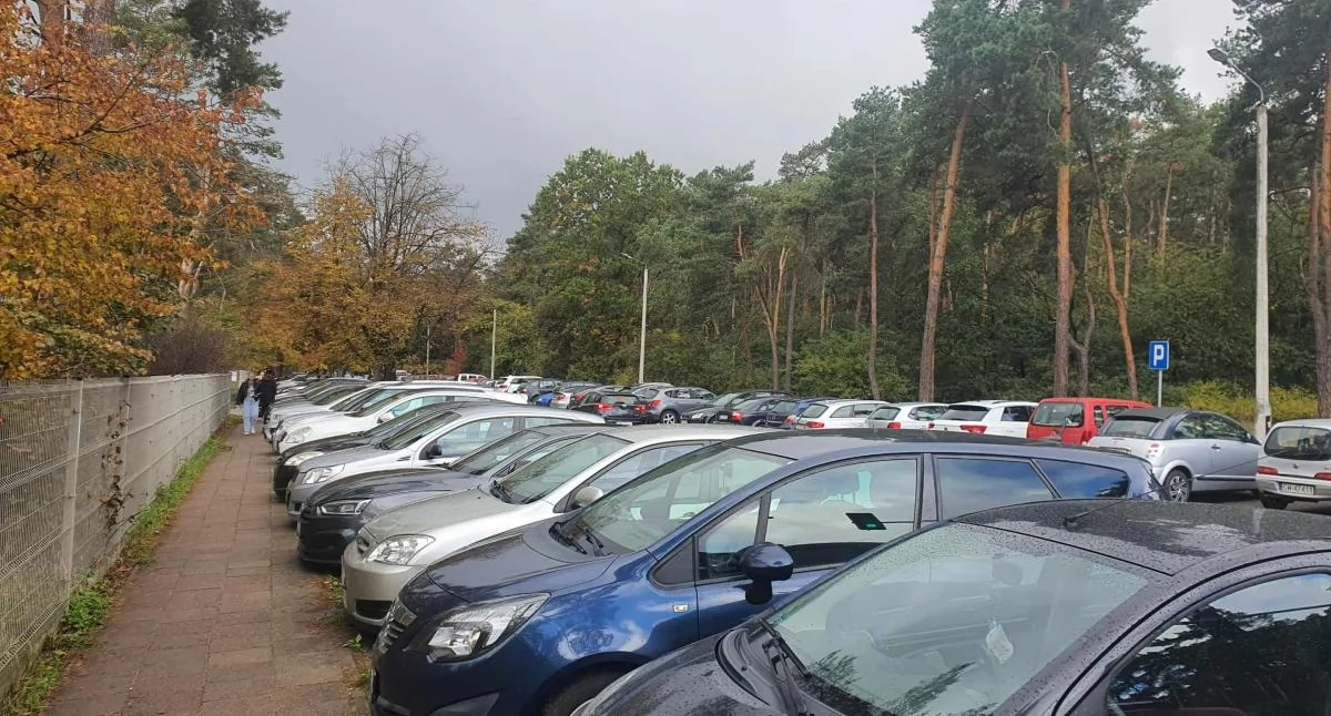 Ludzie_, Mieszkańcy czekają szpitalu Włocławku powstać parking - zdjęcie, fotografia