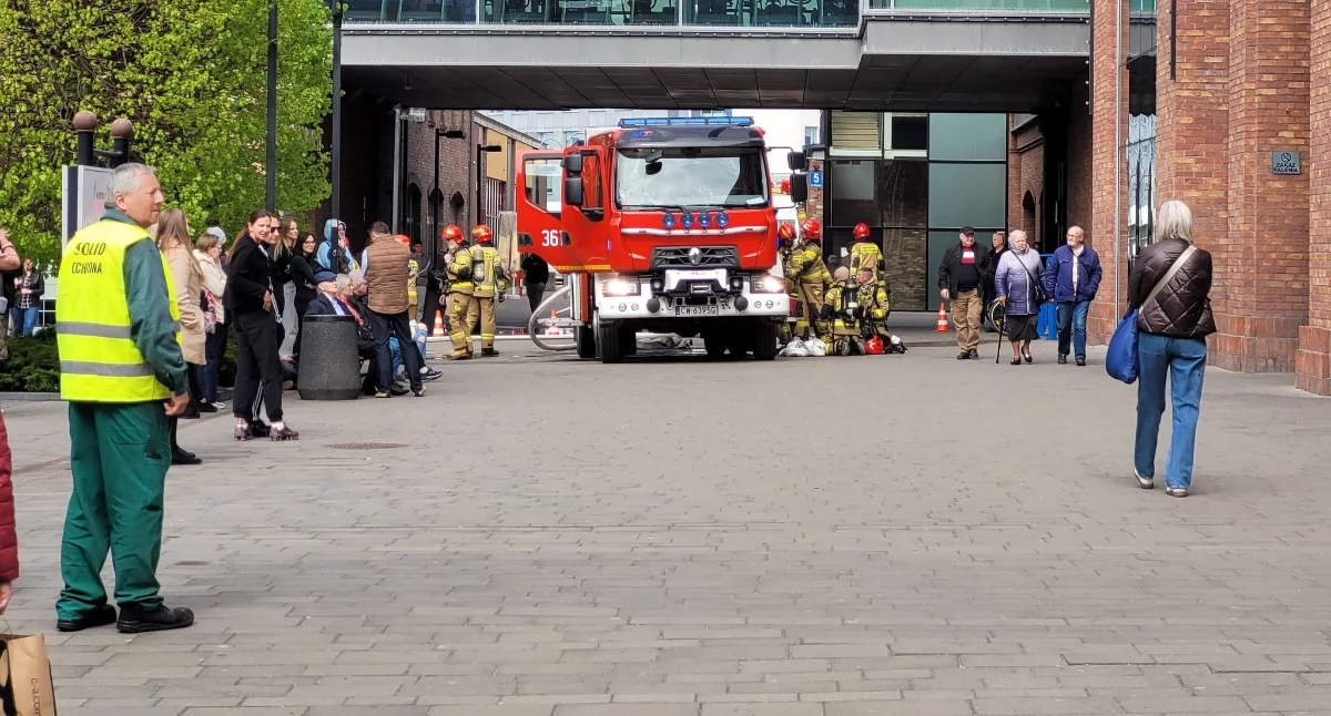 Pożary interwencje straży , Ewakuacja McDonald’s Wzorcowni miejscu straż pożarna - zdjęcie, fotografia