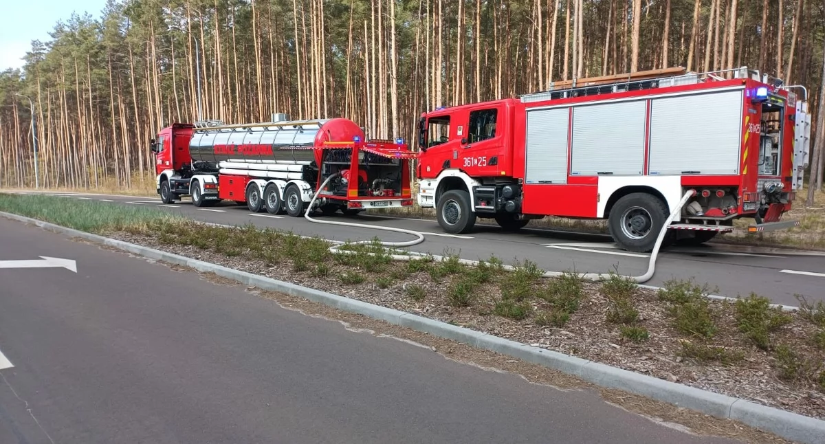 Pożary interwencje straży , Duży pożar Michelinie Włocławku wozów strażackich cysterna akcji - zdjęcie, fotografia