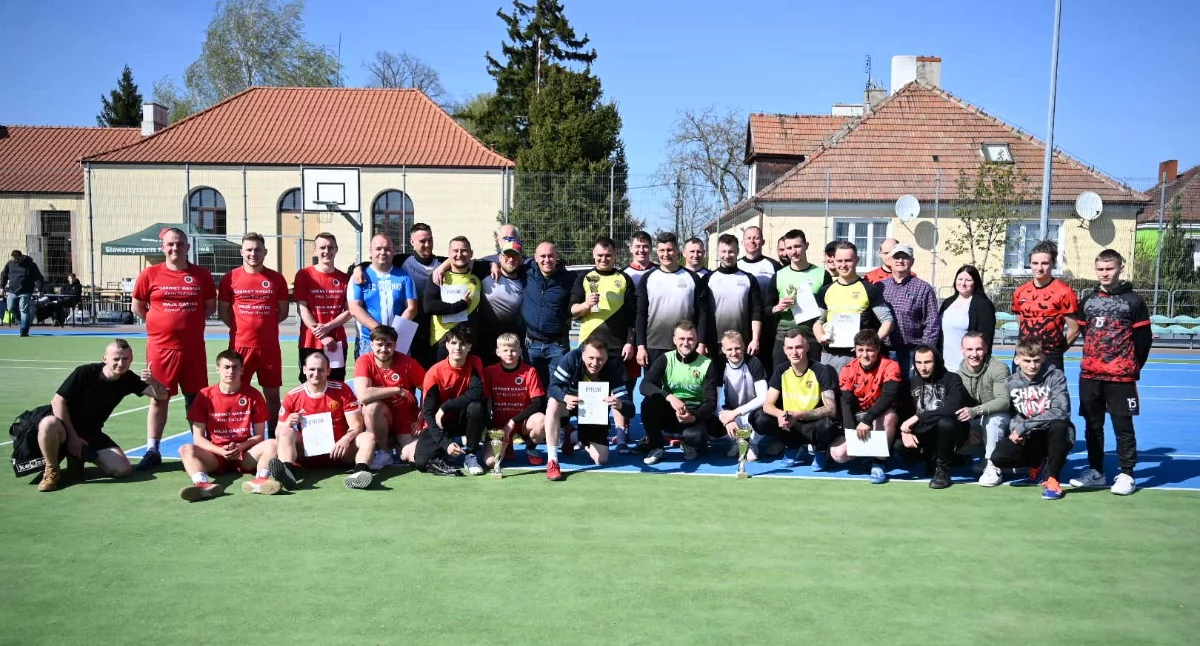 Piłka nożna, Zgłowiączka pokazała serce drużyn wielka pomoc potrzebujących - zdjęcie, fotografia