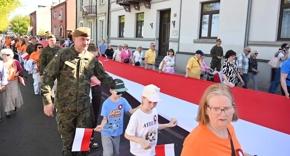 Święta państwowe i religijne, Majówka Włocławek Święto Flagi metrowa flaga muzyka Starym Rynku - zdjęcie, fotografia