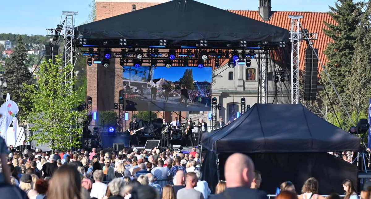 Koncerty, Majówka Włocławek koncerty ruszyły Poparzeni Kawą scenie przed Troje - zdjęcie, fotografia