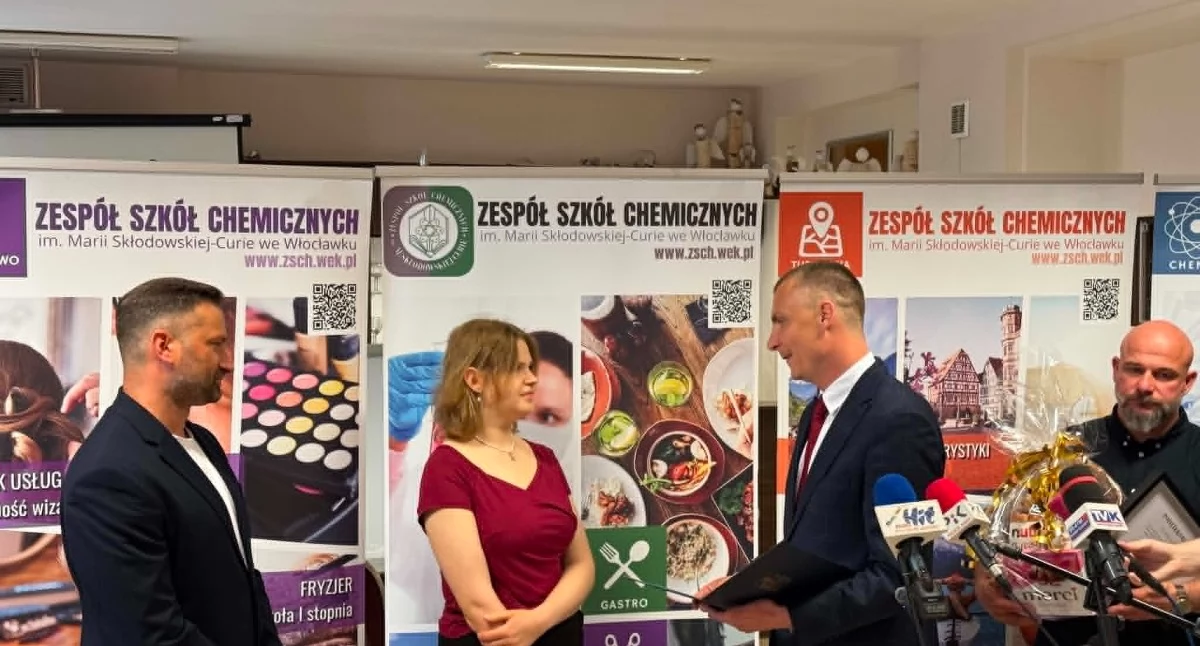 Szkoły średnie, Uczennica Włocławka uratowała życie dzięki szybkiej reakcji nauce lekcji - zdjęcie, fotografia