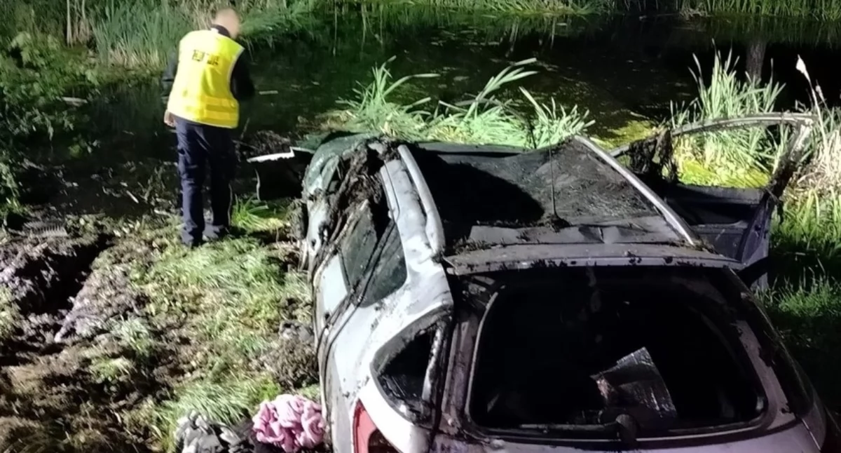 Wypadki drogowe, Tragedia Brzuzem wpadło bagna zginęły osoby - zdjęcie, fotografia
