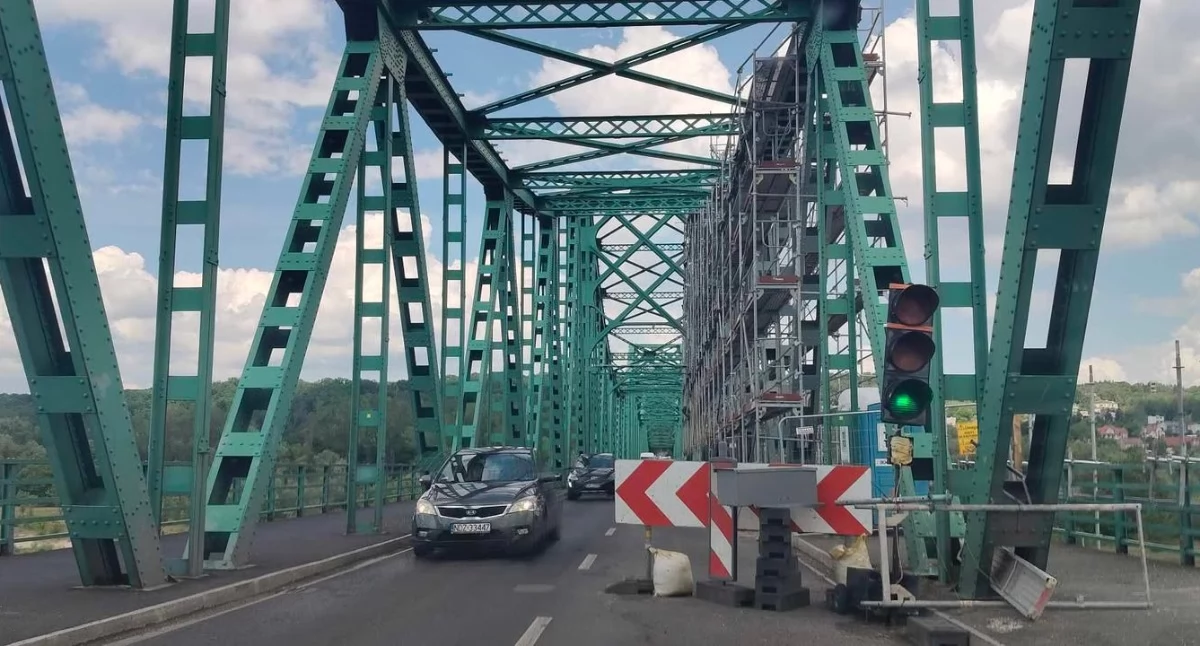 Komunikacja, Problemy sygnalizacją moście Włocławku Mieszkanka zgłosiła sprawę - zdjęcie, fotografia