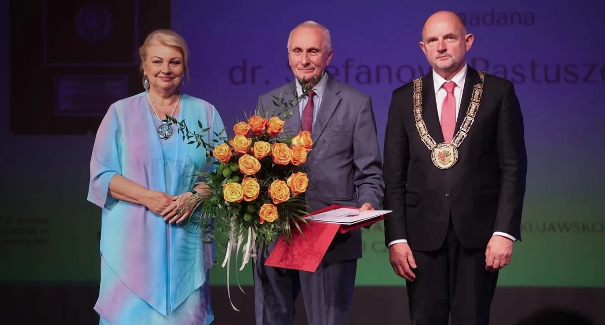 Stefan Pastuszewski (w środku) oraz marszałek Piotr Całbecki i przewodnicząca Elżbieta Piniewska podczas uroczystej sesji sejmiku województwa, fot. Szymon Zdziebło/tarantoga dla UMWKP